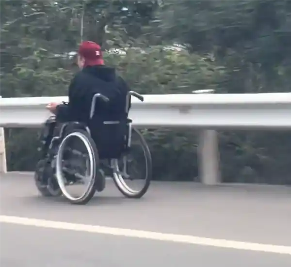 轮椅速度狂飙！男子高速穿梭，飙车60km/h