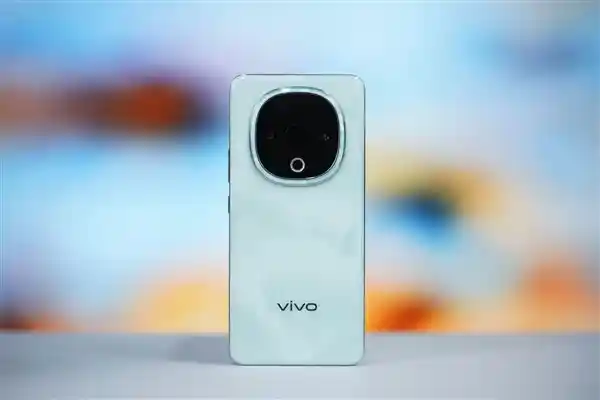vivo Y300清新美背，让你爱不释手！