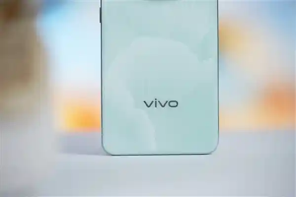 vivo Y300清新美背，让你爱不释手！