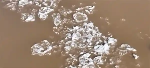壶口瀑布奇观：冬日流凌现彩虹与冰瀑奇景