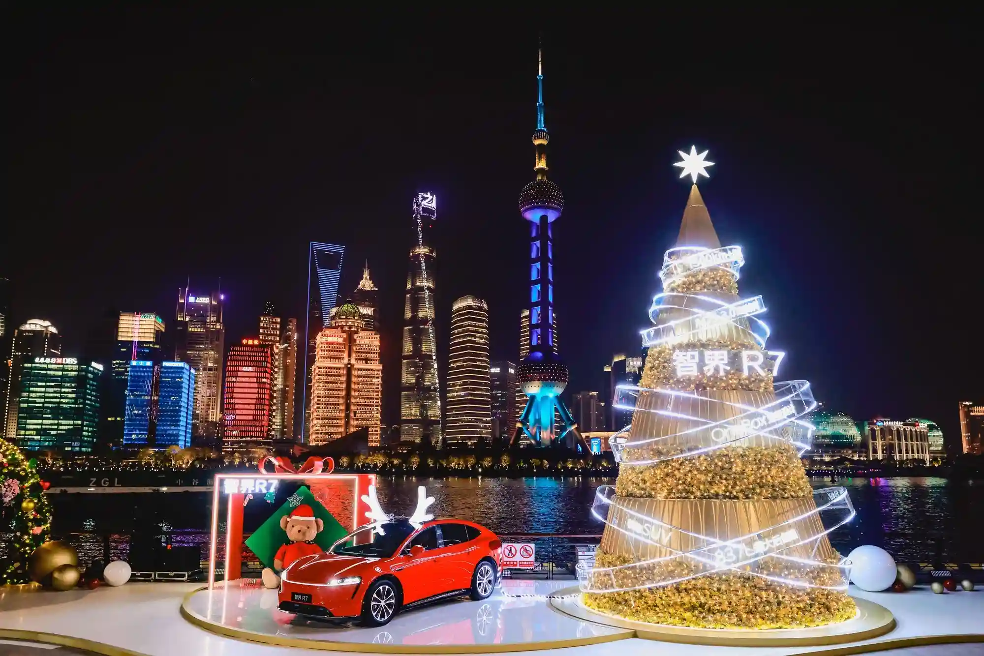 智界R7增程版登陆上海外滩，点亮魔都圣诞夜景，展现未来智能出行新风貌