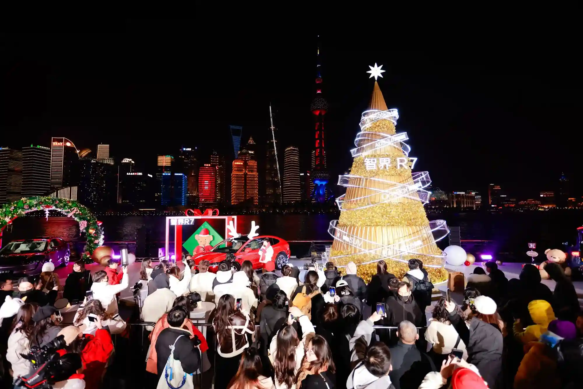 智界R7增程版登陆上海外滩，点亮魔都圣诞夜景，展现未来智能出行新风貌