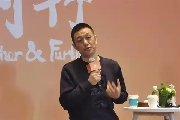 李斌回应：萤火虫三眼灯设计风格惊艳争议！
