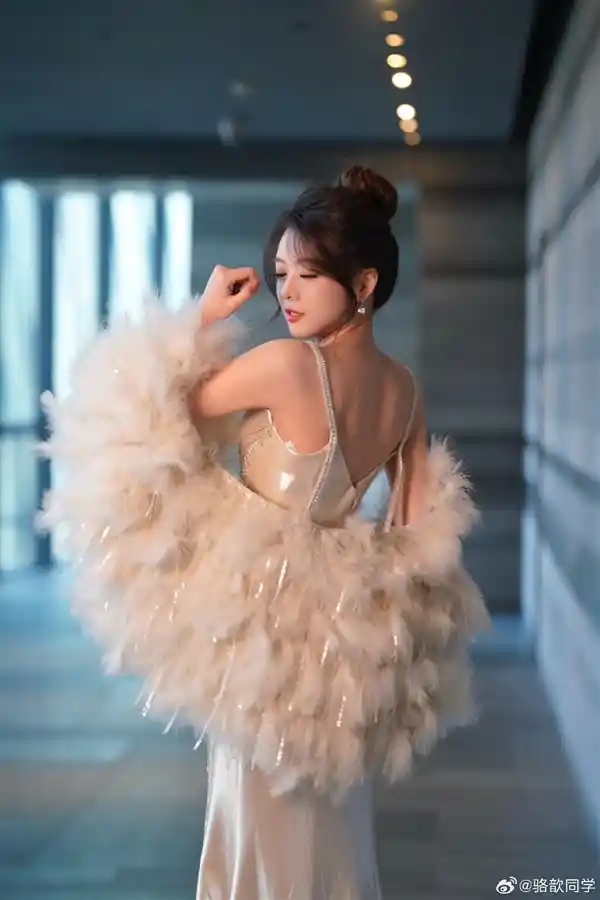 《LOL》全明星赛返场！主持人骆歆性感亮相，散发时尚气质