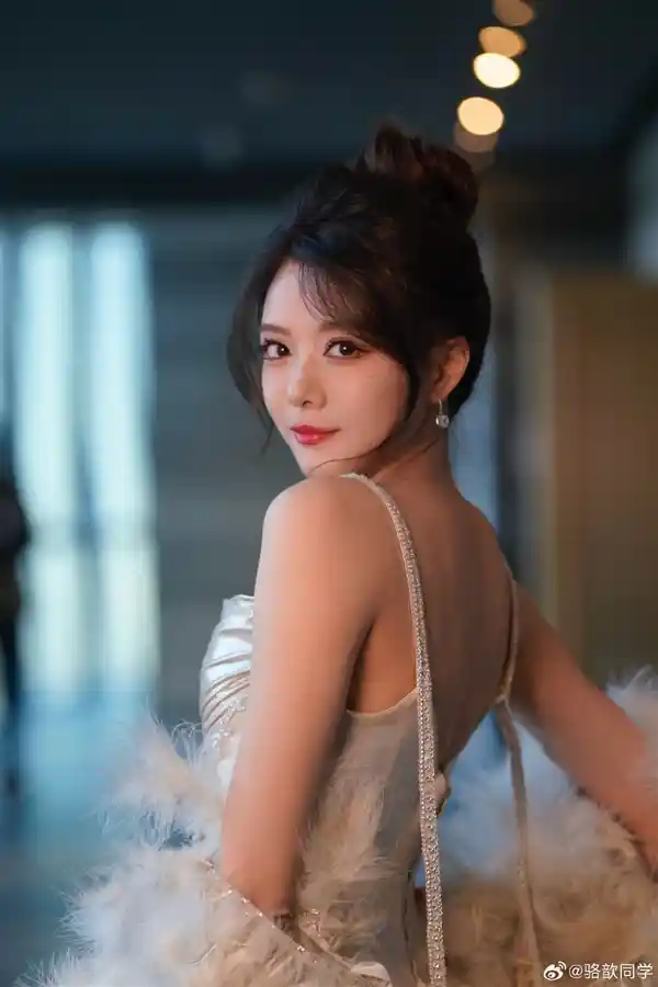 《LOL》全明星赛返场！主持人骆歆性感亮相，散发时尚气质