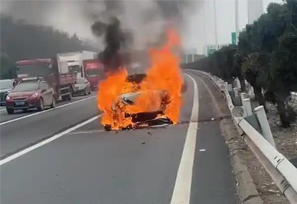 小米SU7高速路被追尾引发自燃：反常油车竟成火焰之源