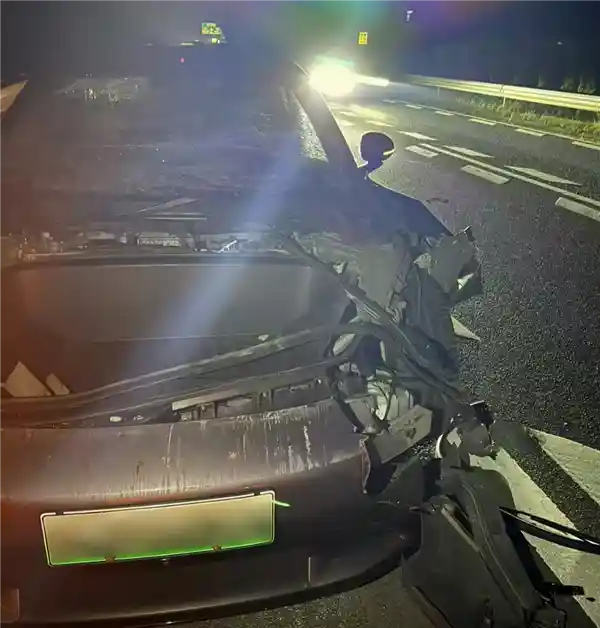 小米SU7车主神勇抗撞大货车，车身完好无损