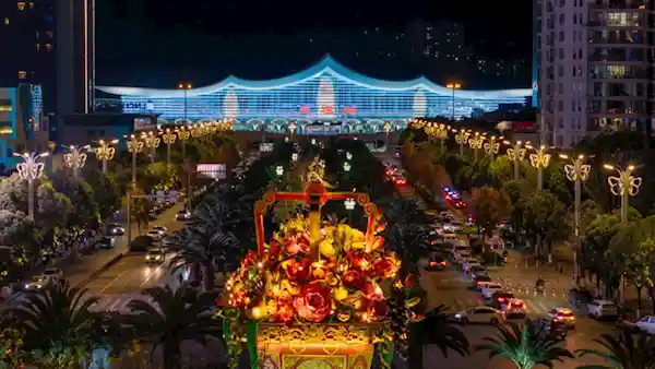 新大理站迎来七彩祥云！绚丽色彩律动惊艳登场