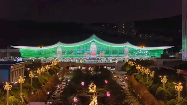 新大理站迎来七彩祥云！绚丽色彩律动惊艳登场
