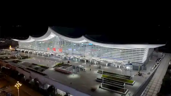 新大理站迎来七彩祥云！绚丽色彩律动惊艳登场