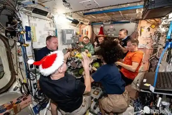太空漫游者：从出差8天到9个月的奇幻之旅！NASA宇航员圣诞节庆祝引发网友热议