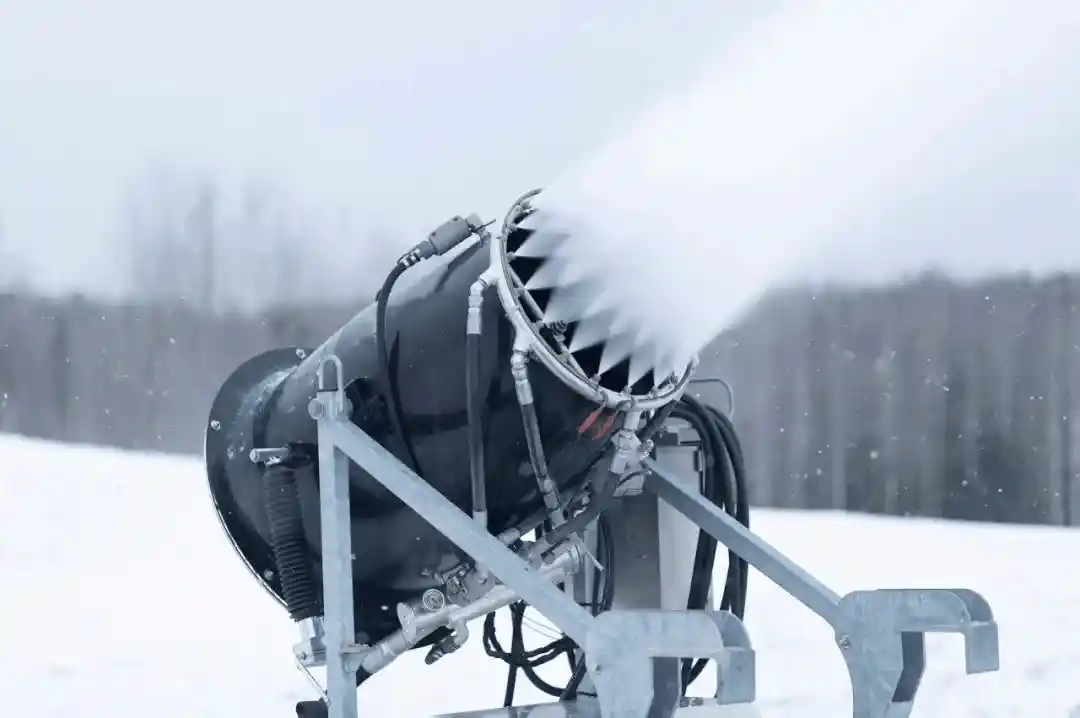 【揭秘日本滑雪背后的致命诱惑：游客遭遇意外，粉雪背后隐藏着什么？】