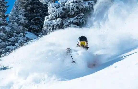 【揭秘日本滑雪背后的致命诱惑：游客遭遇意外，粉雪背后隐藏着什么？】