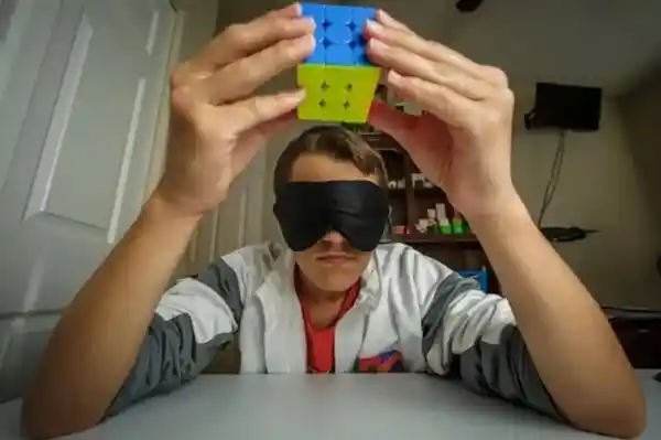 人类思维速度被揭秘：每秒只有10比特！科技时代如何适应这种慢速生活？