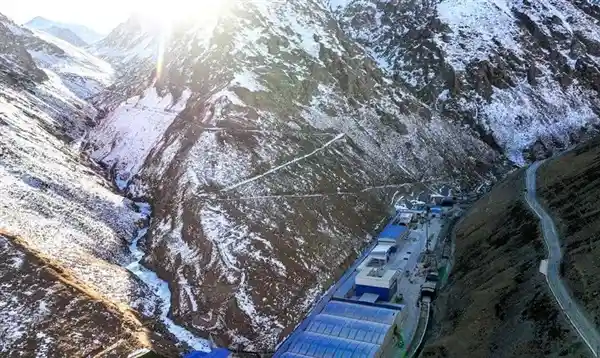 天山之巅，穿越时空！全球最长高速公路隧道成功贯通