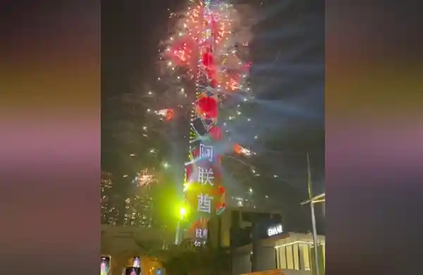 828米哈利法塔迈向2025：祝您新年快乐！