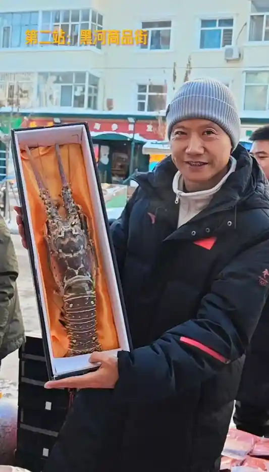 雷军亲临黑河冬测现场！品尝东北铁锅炖，荡秋千欢笑开怀