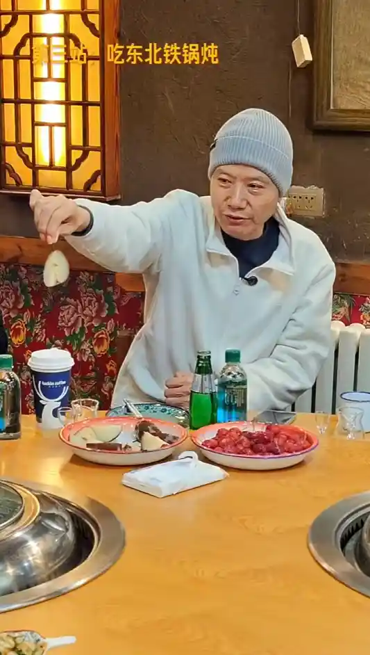 雷军亲临黑河冬测现场！品尝东北铁锅炖，荡秋千欢笑开怀