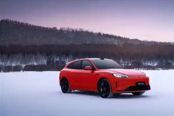 全新BMW M5携限时巨惠，年末购车首选！