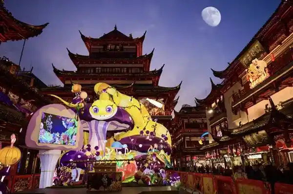 时尚前沿：年轻人玩转‘赛博时代’，品牌如何抓住商机？