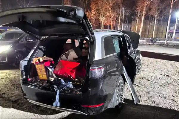M9高速连环撞！邻车追尾引发二次事故，车毁人安全【独家报道】