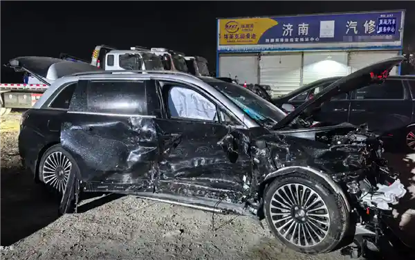 M9高速连环撞！邻车追尾引发二次事故，车毁人安全【独家报道】