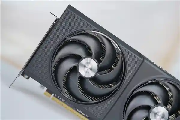 [暗夜降临，铝合金背板加持 —— 傲世ODYSSEY征途锐炫B570显卡惊艳亮相]