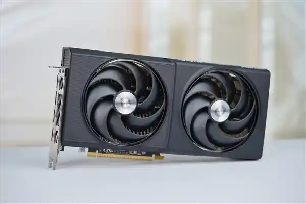 傲世ODYSSEY征途锐炫B570显卡：黑色经典再升级，铝合金背板尽显尊贵