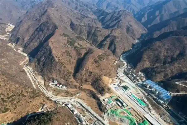西康高铁历经艰难，成功贯通秦岭最长隧道，实现重大突破