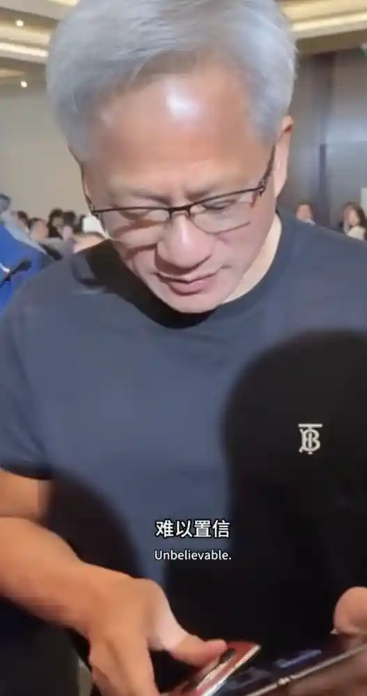 突破想象！黄仁勋亲身体验华为三折叠手机，惊叹适合个人化需求