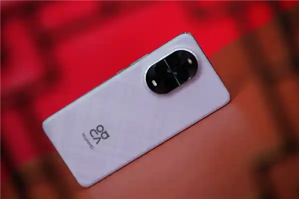 华为nova 13 Pro：格纹变奏设计展现个性魅力