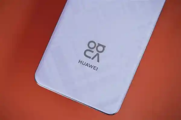 华为nova 13 Pro：格纹变奏设计展现个性魅力