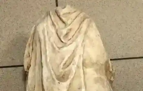 希腊垃圾桶惊现神秘无头雕像，历经两千年仍散发魅力