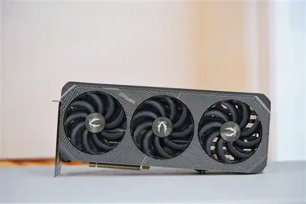 索泰全新发布RTX 5090 D SOLID OC显卡，硬朗科技风潮势不可挡