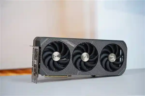 索泰全新发布RTX 5090 D SOLID OC显卡，硬朗科技风潮势不可挡