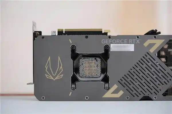 索泰全新发布RTX 5090 D SOLID OC显卡，硬朗科技风潮势不可挡