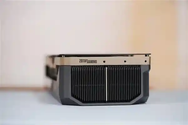 索泰全新发布RTX 5090 D SOLID OC显卡，硬朗科技风潮势不可挡