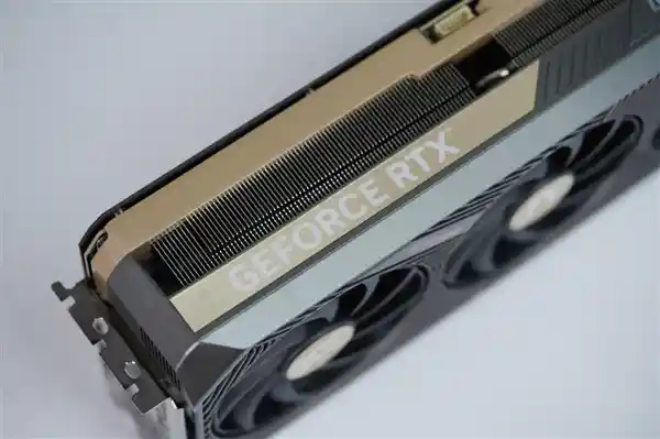 索泰全新发布RTX 5090 D SOLID OC显卡，硬朗科技风潮势不可挡