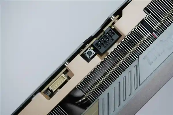 索泰全新发布RTX 5090 D SOLID OC显卡，硬朗科技风潮势不可挡