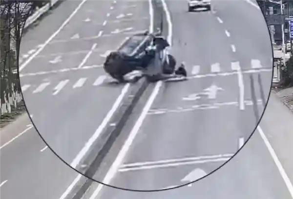 车祸现场：车辆残骸堆积如山，车主心碎报废