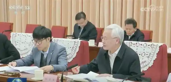 梁文锋：中国AI发展需引领全球潮流，勇拓技术前沿