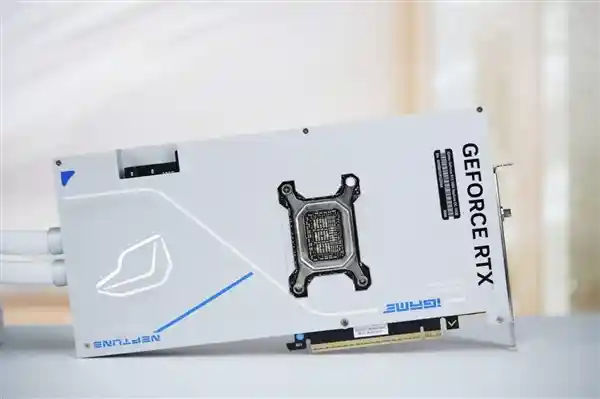 七彩虹iGame RTX 5080 Neptune OC显卡揭秘：高颜值银白合金打造，绽放新一代视觉盛宴
