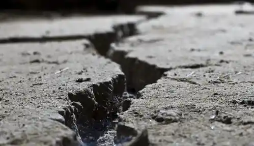 西藏6.8级地震背后的奥秘：地壳拉张引发的灾难