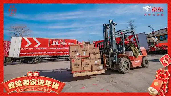 刘强东大手笔！老家年货送出超5万件，多辆大卡车壮观送货