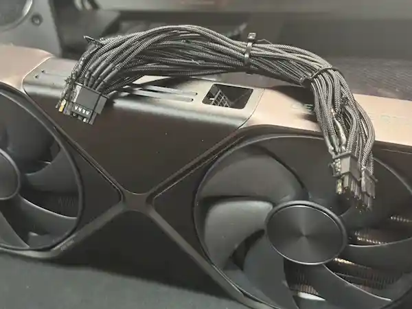 揭秘首批RTX 5090玩家的惊人故事：插上第三方电源线，硬件血泪史大揭秘！