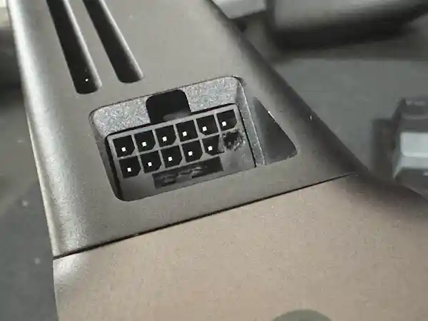揭秘首批RTX 5090玩家的惊人故事：插上第三方电源线，硬件血泪史大揭秘！