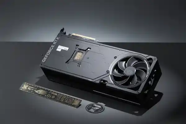 震撼登场！ROG ASTRAL RTX5080夜神显卡打造四风扇性能怪兽