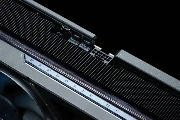震撼登场！ROG ASTRAL RTX5080夜神显卡打造四风扇性能怪兽