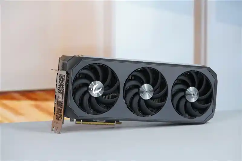 惊艳到极限！索泰RTX 5080 AMP EXTREME INFINITY评测：超频性能竟与RTX 4090不相上下