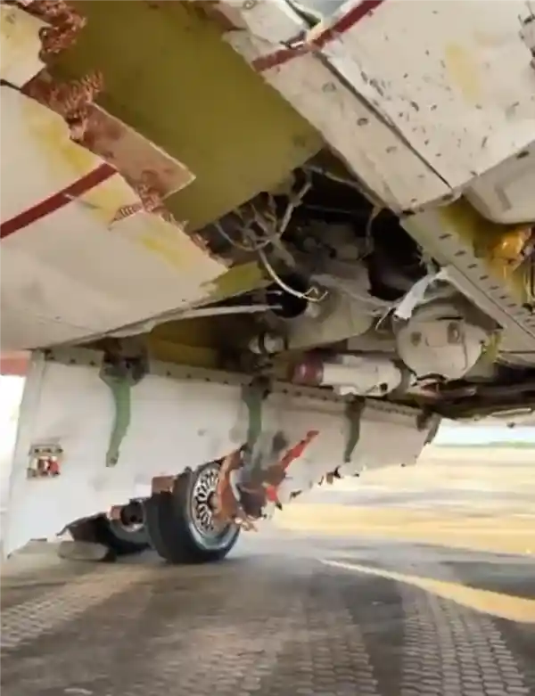 波音737客机与皮卡车相撞后惊现空中敞篷车！